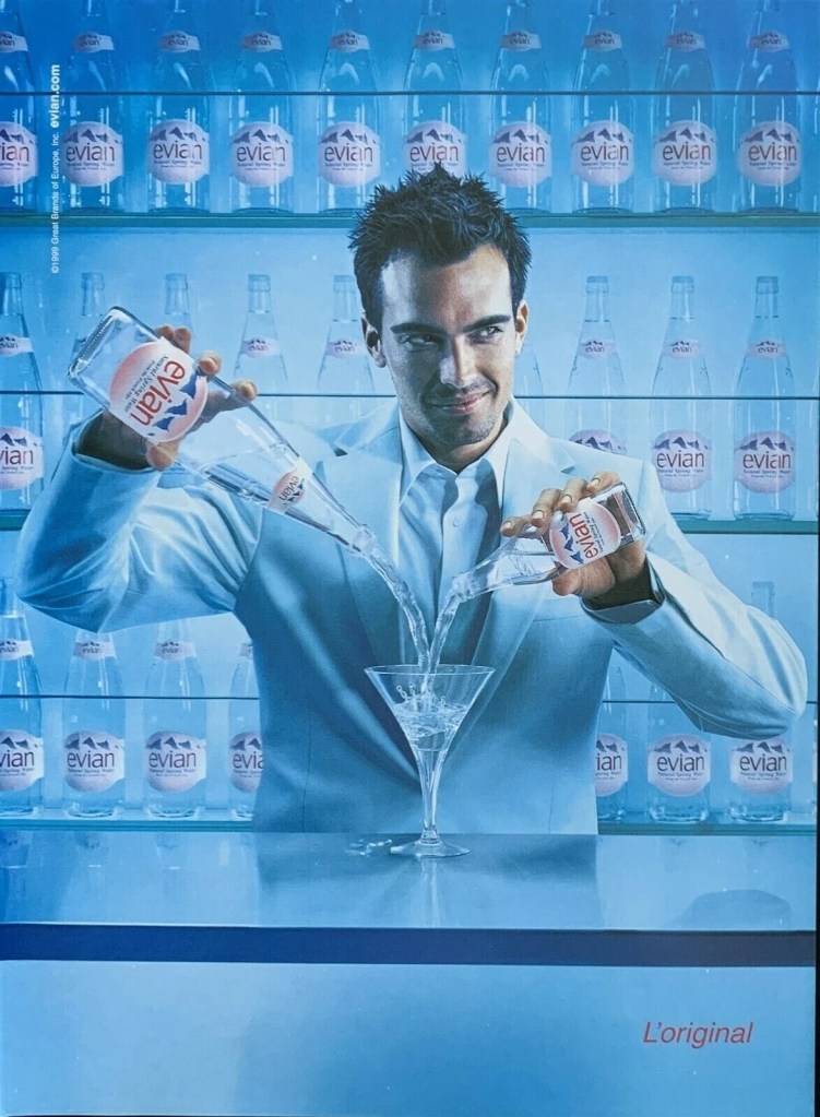 Publicité evian - L'original - UK/US - Un barman fait un cocktail avec deux bouteilles d'evian - EuroRSCG Londres - 1999 - Annonce verticale