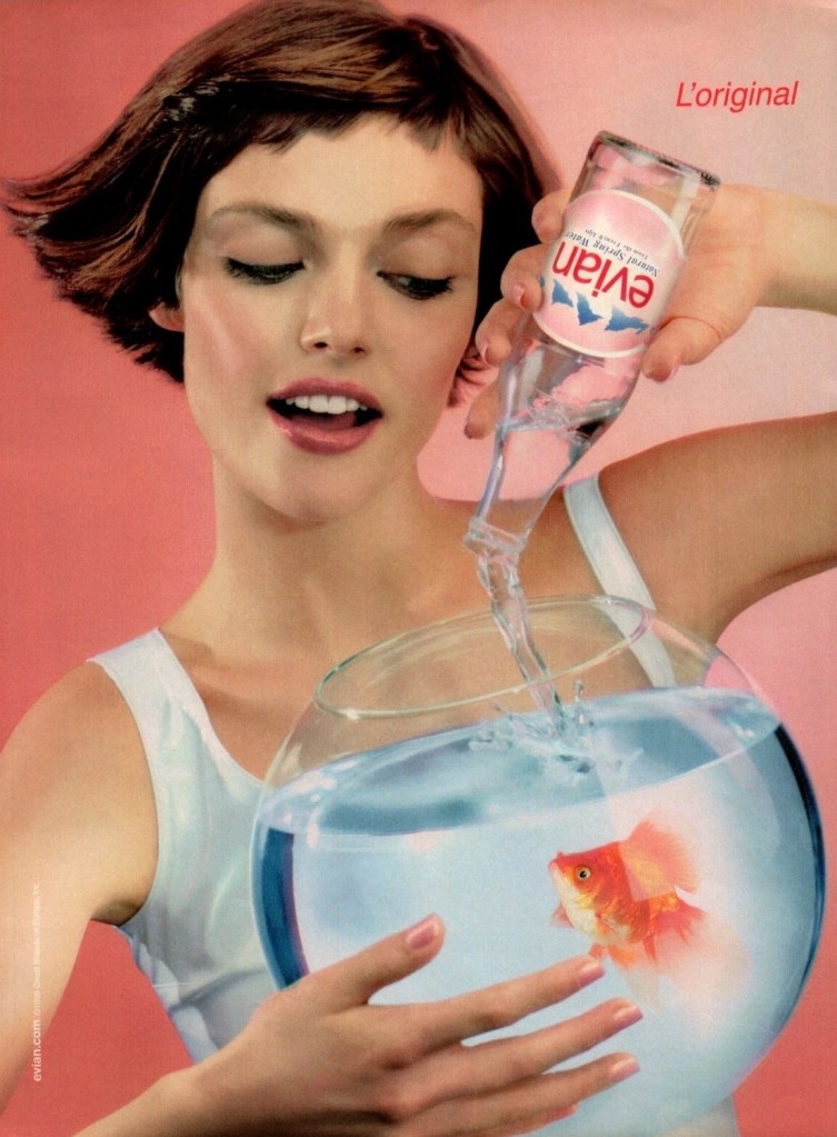 Publicité evian - L'original - UK/US - Une femme remplit le bocal de son poisson avec une bouteille d'evian - EuroRSCG Londres - 1999 - Annonce verticale