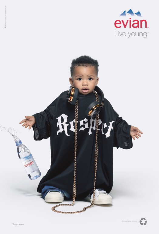 Publicité evian - Live Young - Oversize - Transformation - Enfant habillé en rappeur - Vêtements trop grands - Agence BETC Paris - 2017