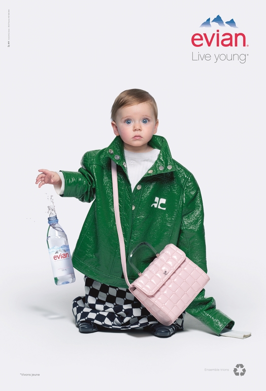Publicité evian - Live Young - Oversize - Transformation - Enfant élégante habillée en Courrèges et sac à main rose - Vêtements trop grands - Agence BETC Paris - 2017