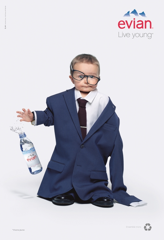 Publicité evian - Live Young - Oversize - Transformation - Enfant habillé en costume avec des lunettes avec - Vêtements trop grands - Agence BETC Paris - 2017