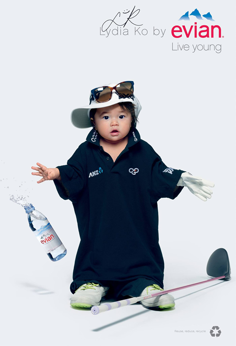 Publicité evian - Live Young - Oversize - Transformation - Lydia Ko enfant avec une tenue de golfeuse trop grande pour elle - Agence BETC Paris - 2017