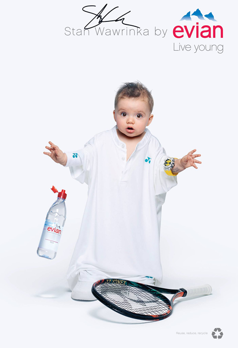 Publicité evian - Live Young - Oversize - Transformation - Stan Wawrinka enfant avec une tenue de tennis blanche trop grande pour lui - Agence BETC Paris - 2017