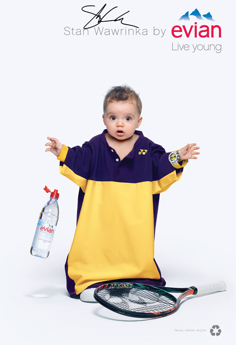 Publicité evian - Live Young - Oversize - Transformation - Stan Wawrinka enfant avec une tenue de tennis bleu et jaune trop grande pour lui - Agence BETC Paris - 2017