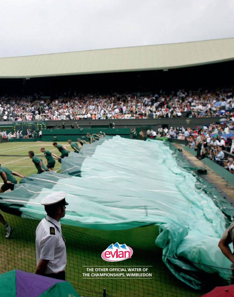 Publicité evian - Partenaire Wimbledon - Les ramasseurs de balle tirent la bâche sur le terrain de Wimbledon - Agence Euro RSCG Londres - 2008