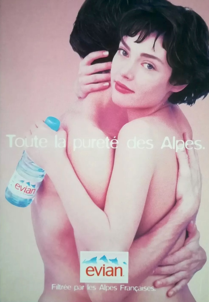 Publicité evian - Toute la pureté des Alpes - Femme nue enlace un homme dénudé - Filtrée par les Alpes Françaises