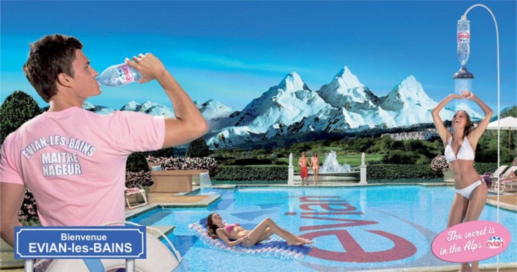 Publicité evian - The secret is in the Alps - Au bord de la piscine, le maître nageur boit à la bouteille pendant qu'une baigneuse se douche à l'Évian - Agence EuroRSCG Londres - Photo David LaChapelle - 2006