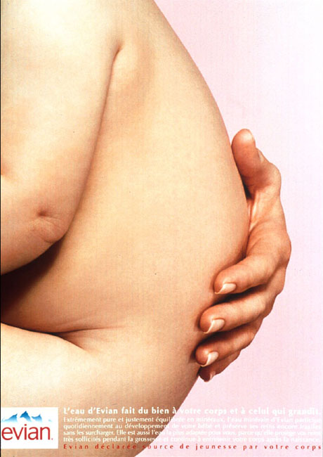 Publicité evian - evian déclarée source de jeunesse par votre corps - Campagne Teasing - Révélation Main sur le dos d'un bébé - 2001