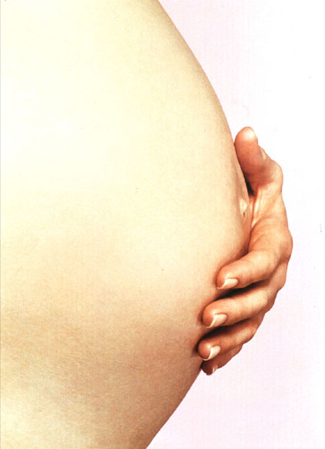 Publicité evian - evian déclarée source de jeunesse par votre corps - Campagne Teasing - Teaser Main sur un ventre - 2001