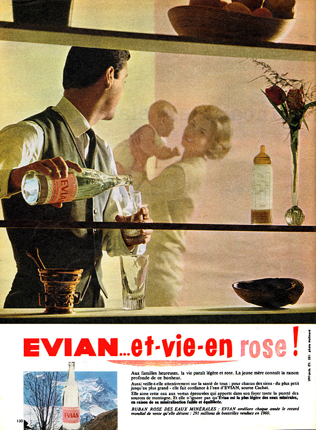 Publicité EVIAN - EVIAN... et vie en rose - Homme se sert de l'eau en regardant sa femme - 1961