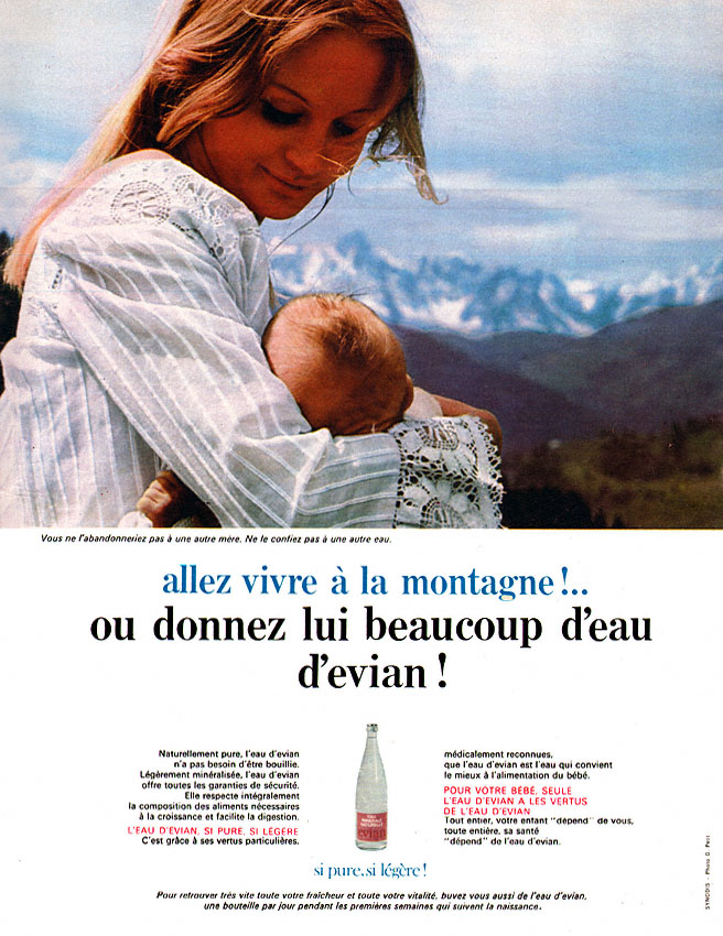 Publicité evian - Allez vivre à la montagne !.. ou buvez beaucoup d'eau d'evian" - Femme regarde tendrement son enfant avec des montagnes dans le fond - image inversée - 1970