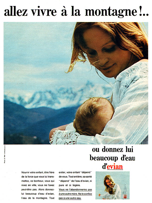 Publicité evian - Allez vivre à la montagne !.. ou buvez beaucoup d'eau d'evian - Femme regarde tendrement son enfant avec des montagnes dans le fond - 1969