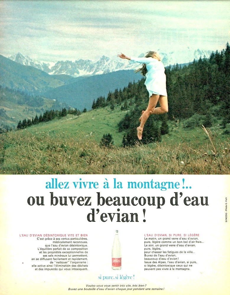 Publicité evian - Allez vivre à la montagne !.. ou buvez beaucoup d'eau d'evian - Femme en blanc fait un saut avec des montagnes dans le fond - 1970