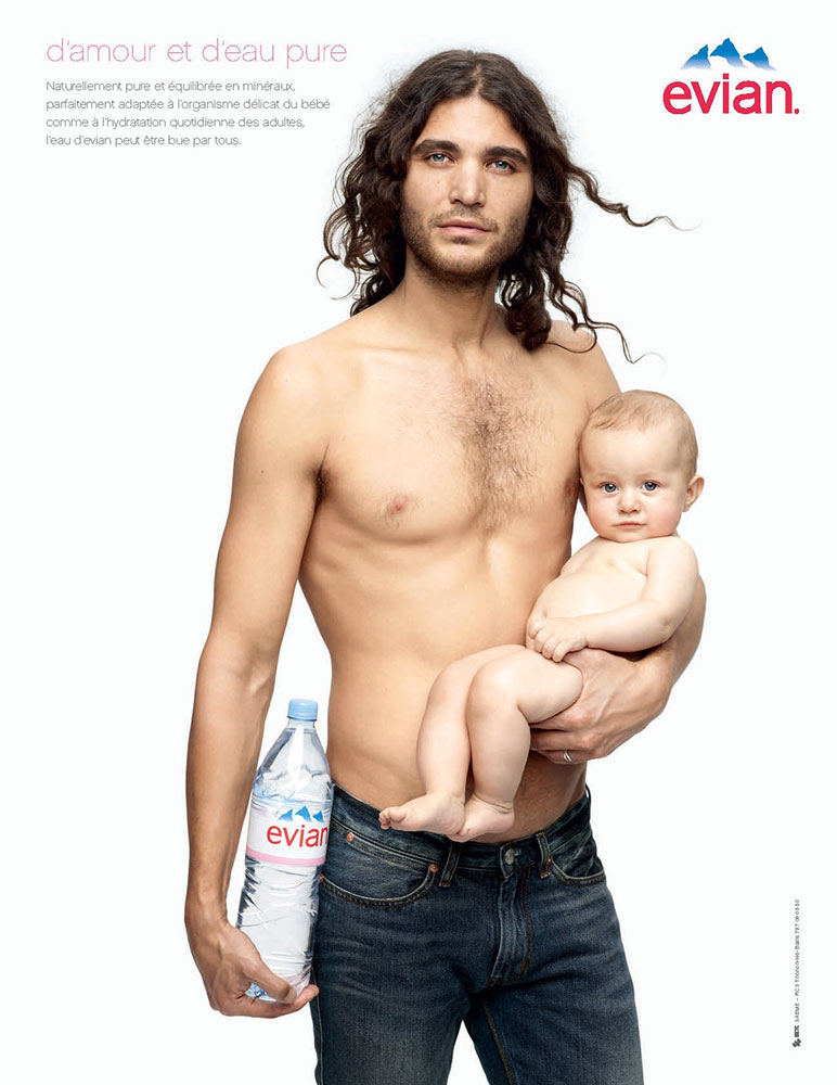 Publicité evian - D'amour et d'eau pure - Homme porte un enfant sur un bras et tient dans son autre main un bébé - Agence BETC Paris - 2012