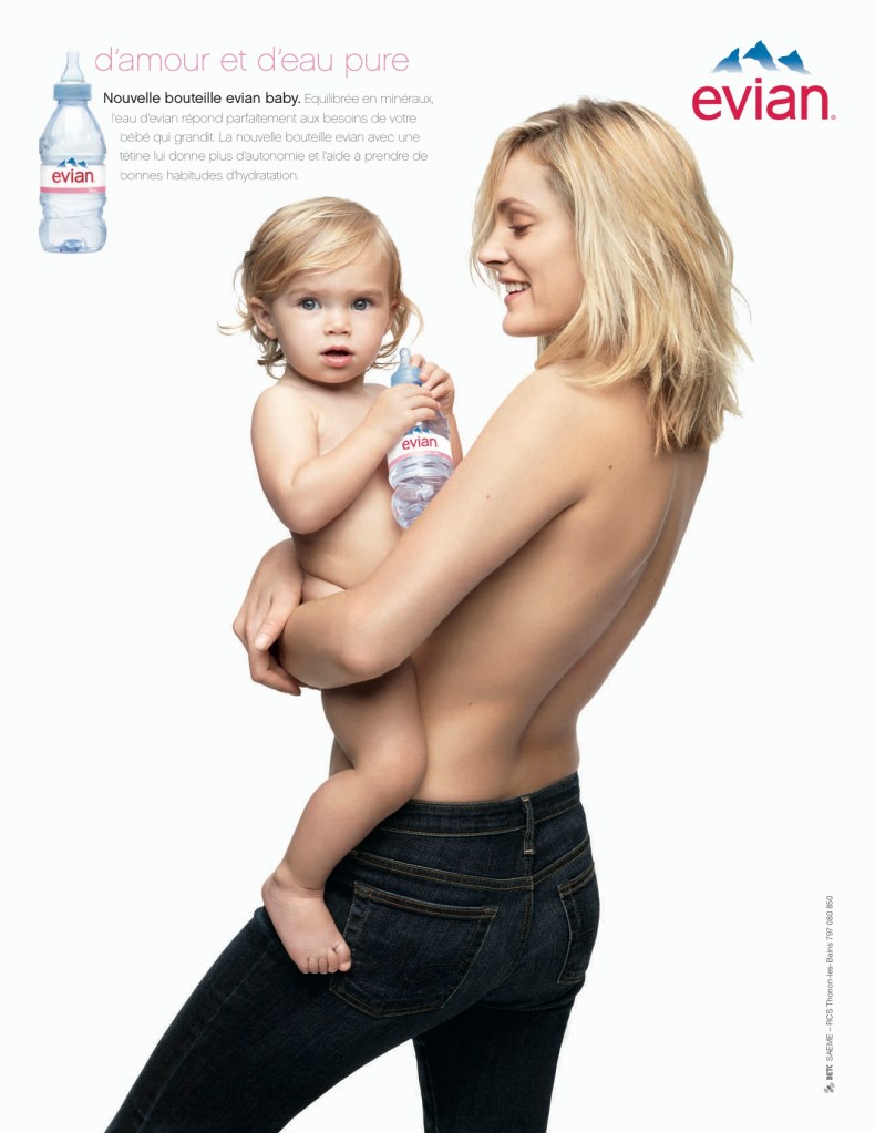 Publicité evian - D'amour et d'eau pure - Femme regarde son enfant avec une bouteille dans les mains - Agence BETC Paris - 2012