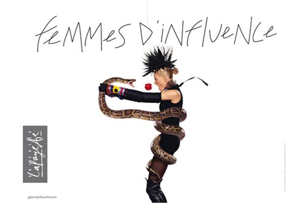 Publicité Galeries Lafayette - Femmes d'influence - Mannequin fixe un serpent qu'elle tient entre ses mains, une pomme rouge entre les deux - Agence Aubert Storch associés - Jean Paul Goude