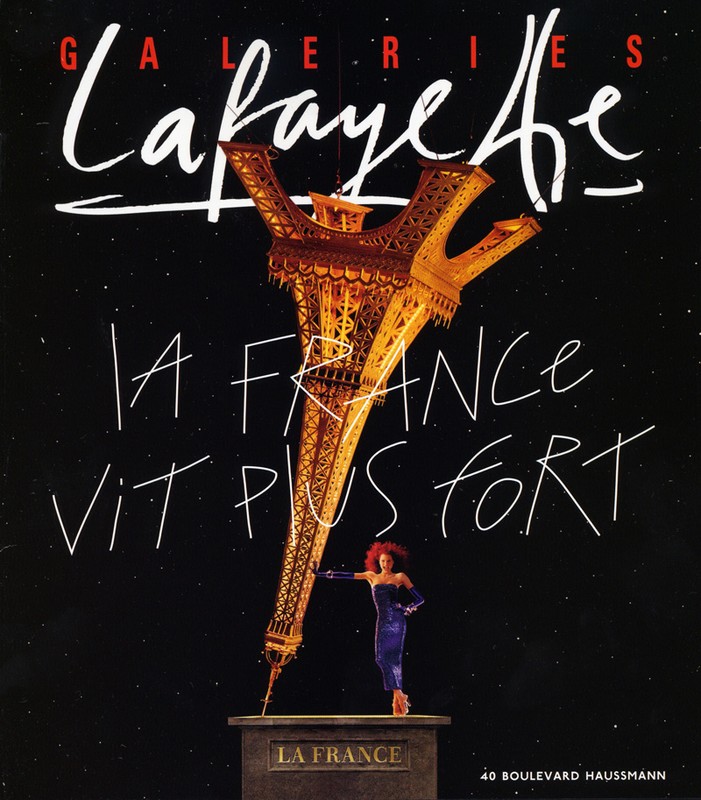 Publicité Galeries Lafayette - La France vit plus fort - Femme appuyée sur la Tour Eiffel à l'envers sur un piédestal - Agence Aubert Storch associés - Jean Paul Goude
