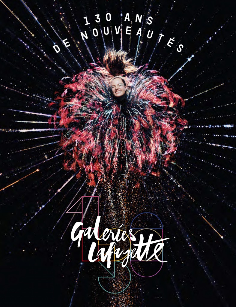 Publicité Galeries Lafayette - 130 ans - 130 ans de nouveautés - Femme habillée en meneuse de revue sur fond noir avec effets de feu d'artifices - Agence DDB Paris - 2024