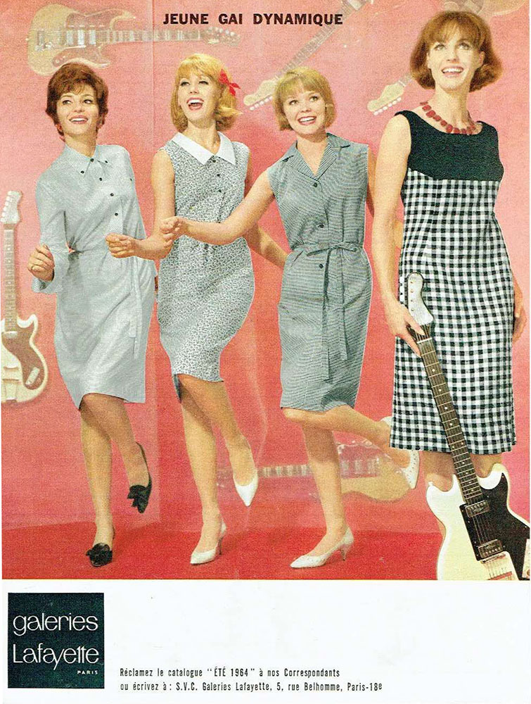 Publicité Galeries Lafayette - Jeune, gai, dynamique - 3 femmes dansent, une autre tient une guitare dans sa main - 1964