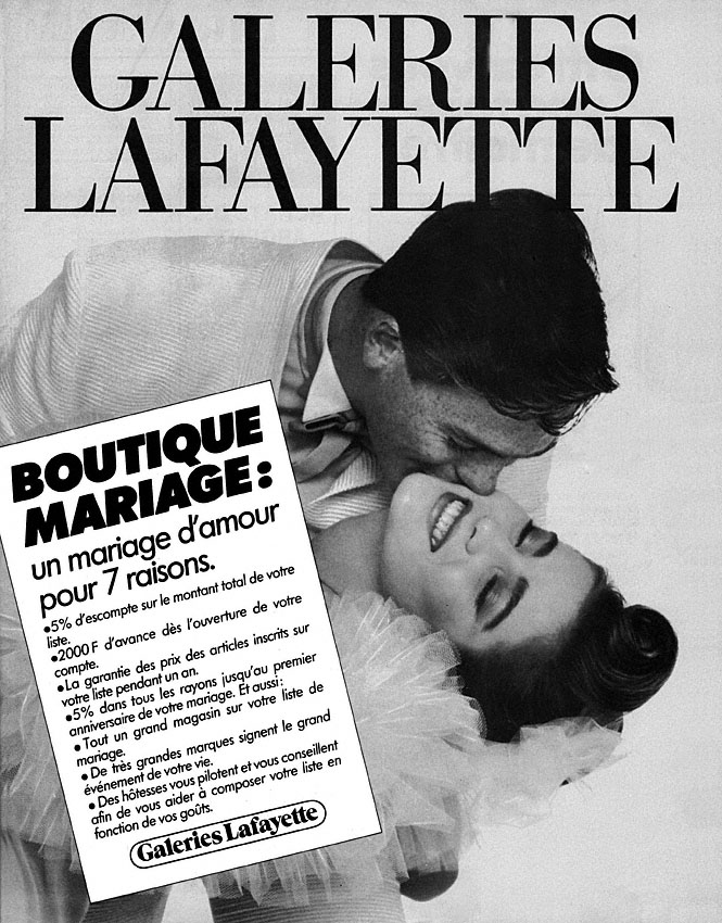 Publicité Galeries Lafayette - Boutique Mariage - Un mariage d'amour pour 7 raisons - Le marié embrasse la mariée - Noir et blanc - 1983