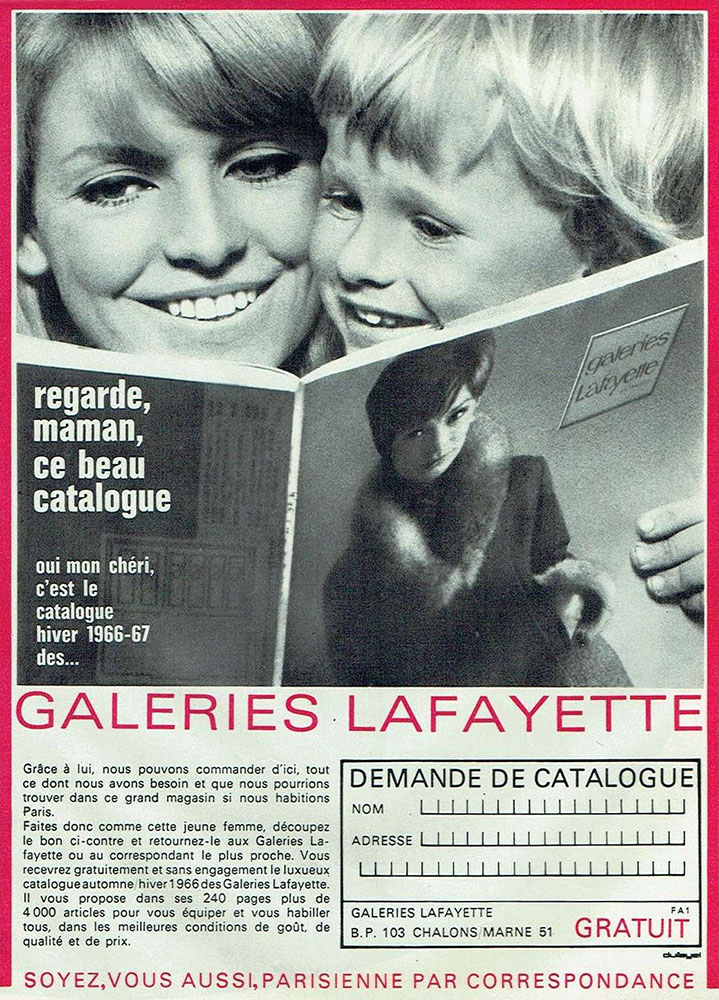 Publicité Galeries Lafayette - Regarde Maman, ce beau catalogue - Femme et son enfant feuillètent le catalogue - Bon de commande - 1966