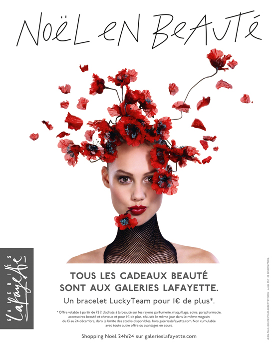 Publicité Galeries Lafayette - Noël en beauté - Femme avec des fleurs rouges sur la tête semblent s'envoler - Agence Aubert Storch associés - Jean Paul Goude