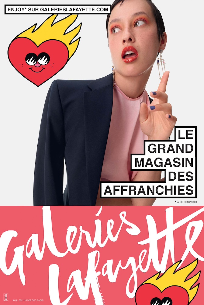 Publicité Galeries Lafayette - Le grand magasin de tous - Enjoy sur Galerieslafayette.com - Affranchies - Femme avec veste sur l'épaule lève le doigt - Agence DDB - 2021 - Version Abribus