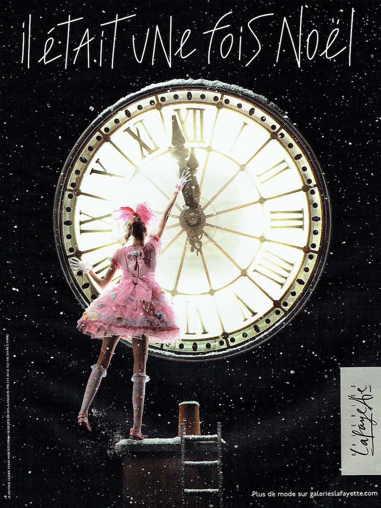 Publicité Galeries Lafayette - Il était une fois Noël - Jeune femme vêtue de rose empêche la pendule d'atteindre minuit - Référence Cendrillon - Agence Aubert Storch associés - Jean Paul Goude