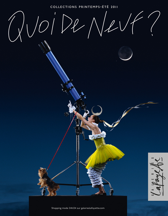 Publicité Galeries Lafayette - Quoi de neuf ? - Femme regarde le ciel étoilé au télescope avec son chien - Agence Aubert Storch associés - Jean Paul Goude - 2011