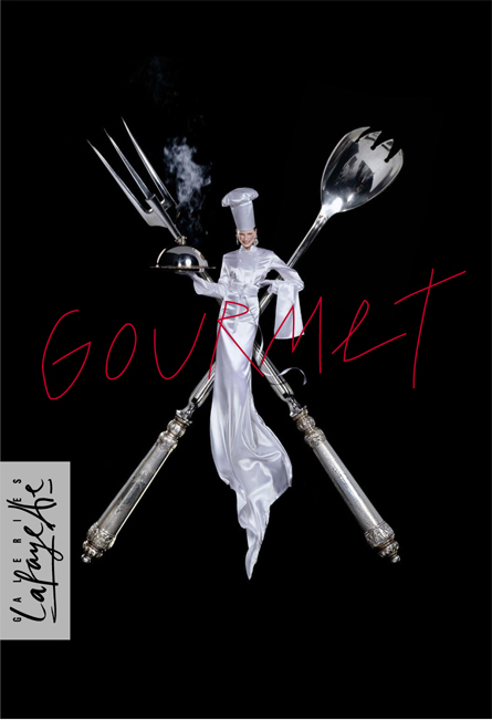 Publicité Galeries Lafayette - Lafayette Gourmet - Gourmet - Femme cuisinière avec longue traîne devant des couverts géants - Agence Aubert Storch associés - Jean Paul Goude