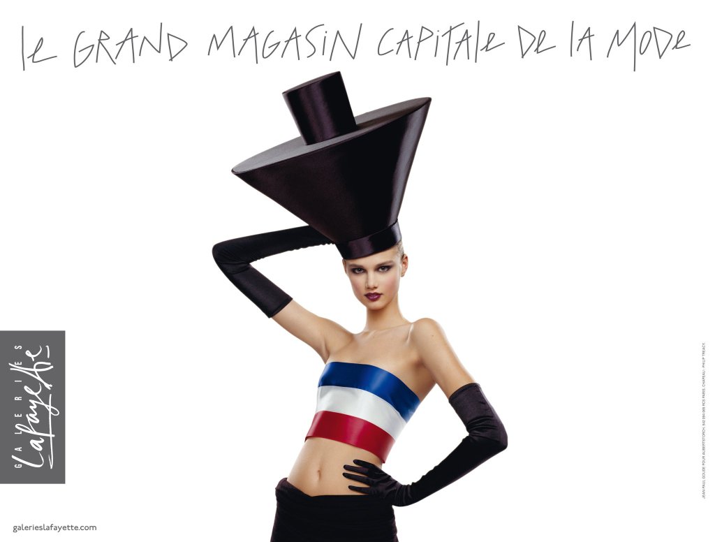 Publicité Galeries Lafayette - Le grand magasin Capitale de la mode - Mannequin avec un bustier bleu-blanc-rouge et un chapeau original - Agence Aubert Storch associés - Jean Paul Goude