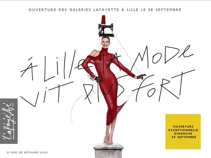 Publicité Galeries Lafayette - À Lille la mode vit plus fort - Femme vêtue d'une robe rouge avec une machine à coudre en guise de chapeau - Agence Aubert Storch associés - Jean Paul Goude