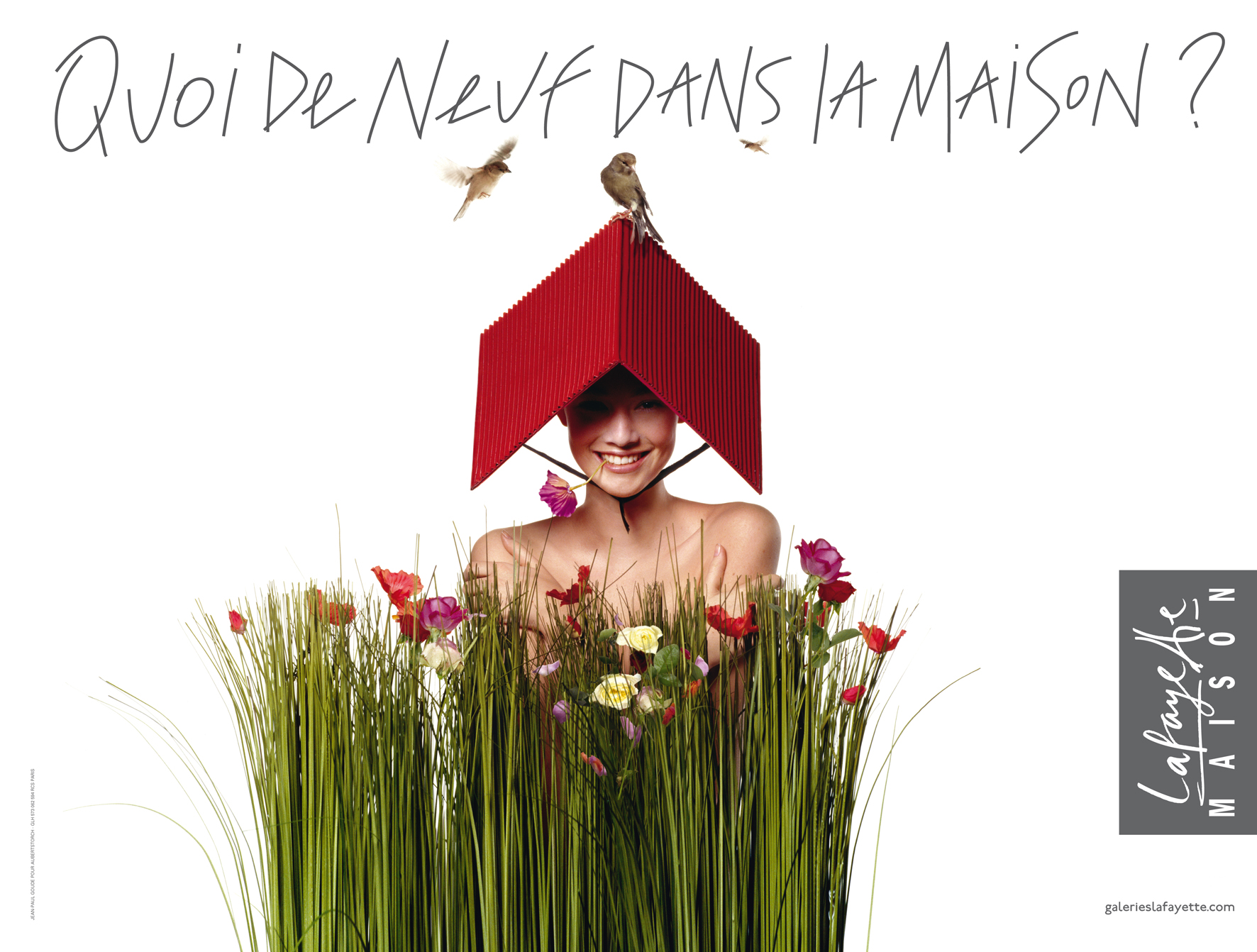 Publicité Galeries Lafayette - Quoi de neuf à la maison ? - Femme avec chapeau en forme de toit émerge de hautes herbes - Agence Aubert Storch associés - Jean Paul Goude