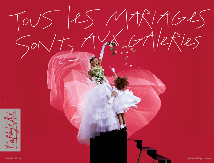 Publicité Galeries Lafayette - Tous les mariages sont aux galeries - Femme et enfant en robe de marié se chamaillent pour un bouquet de fleurs - Agence Aubert Storch associés - Jean Paul Goude