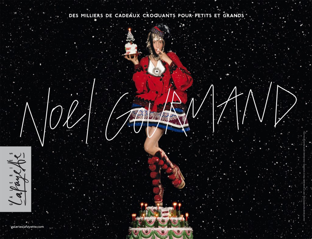 Publicité Galeries Lafayette - Noël gourmand - Femme vêtue de rouge debout sur un pied, au-dessus d'un gâteau - Agence Aubert Storch associés - Jean Paul Goude