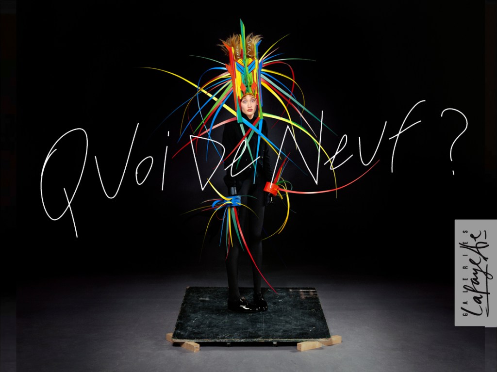 Publicité Galeries Lafayette - Quoi de neuf ? - Femme vêtue de noir avec un chapeau et des bracelets très colorés - Agence Aubert Storch associés - Jean Paul Goude