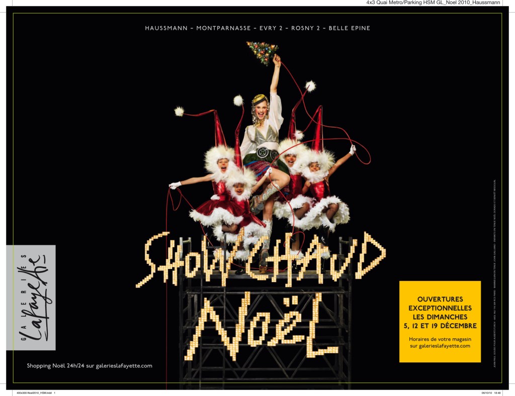 Publicité Galeries Lafayette - Show chaud Noël - Femme avec des lutins tient un sapin de Noël dans la main - Agence Aubert Storch associés - Jean Paul Goude