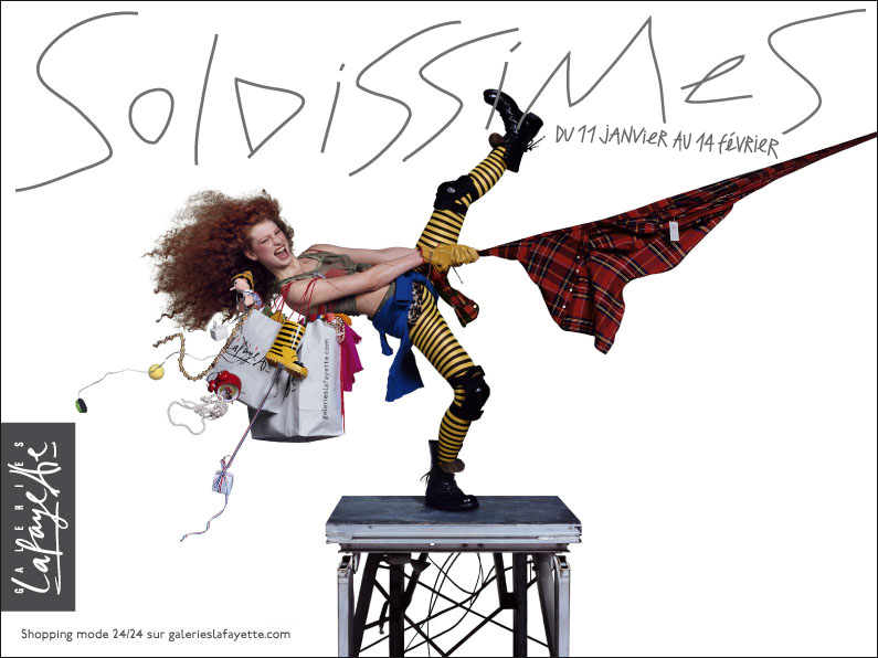 Publicité Galeries Lafayette - Soldissimes - Femme très excentrique tire sur une étoffe en tissu écossais - Agence Aubert Storch associés - Jean Paul Goude