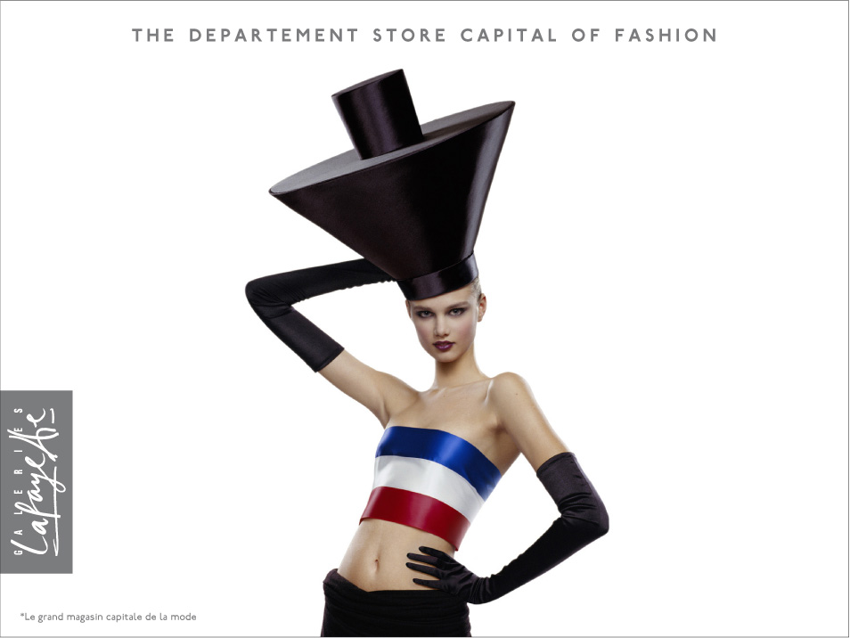 Publicité Galeries Lafayette - The department store capital of fashion - Mannequin avec un bustier bleu-blanc-rouge et un chapeau original - Agence Aubert Storch associés - Jean Paul Goude