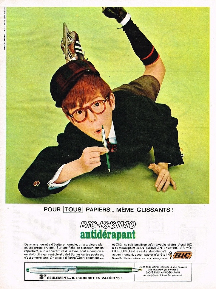 Publicité Bic - Bic-issimo antidérapant - Pour tous papiers... même glissants ! - Écolier avec patins à glace aux pieds, couché sur le sol, tient un stylo vert - Agence Masius-Landault - 1965