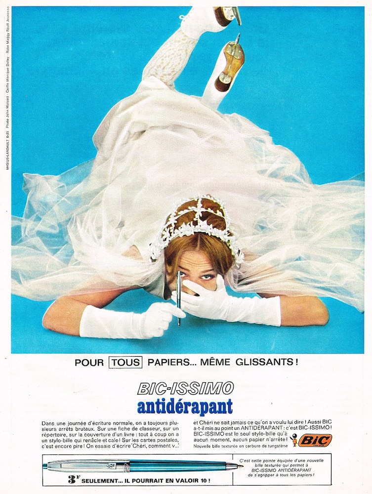Publicité Bic - Bic-issimo antidérapant - Pour tous papiers... même glissants ! - Mariée avec patins à glace aux pieds, couché sur le sol, tient un stylo bleu - Agence Masius-Landault - 1965