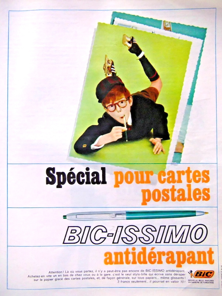 Publicité Bic - Bic-issimo antidérapant - Spécial pour cartes postales - Écolier avec patin à glace aux pieds, couché sur le sol, tient un stylo vert - Agence Masius-Landault - 1965
