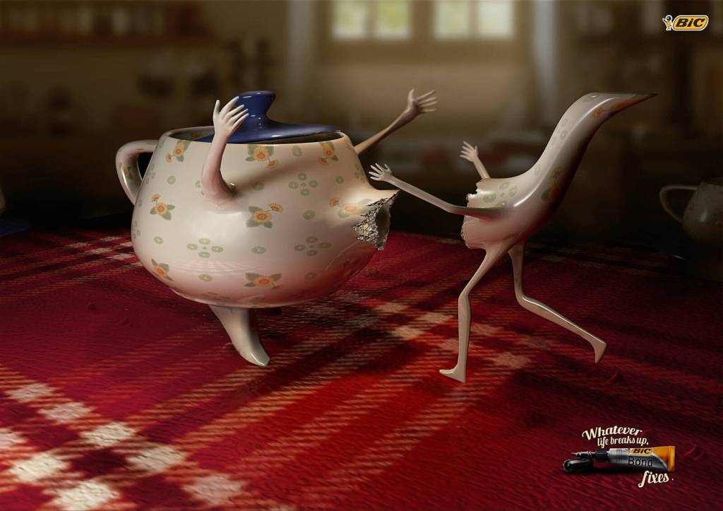 Publicité Bic - Colle Bic - Whatever life breaks up, fixes - Deux morceaux d'une théière se prennent dans les bras - Agence BorghiErh/Lowe - Brésil - 2012