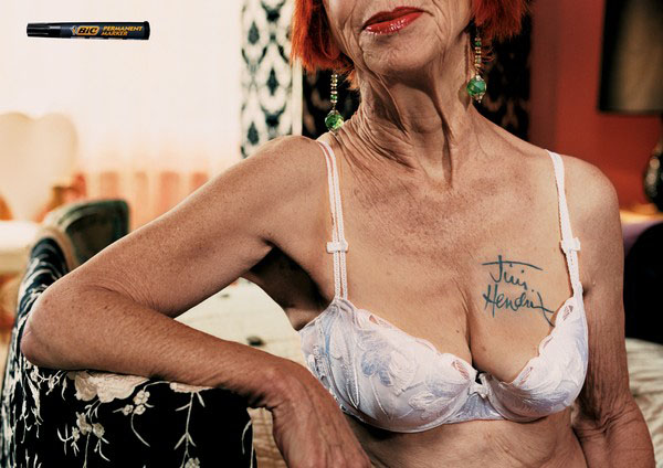 Publicité Bic - Marqueur permanent - Une femme très âgée avec la signature de Jimi Hendrix sur le sein - TBWA Paris - 2005
