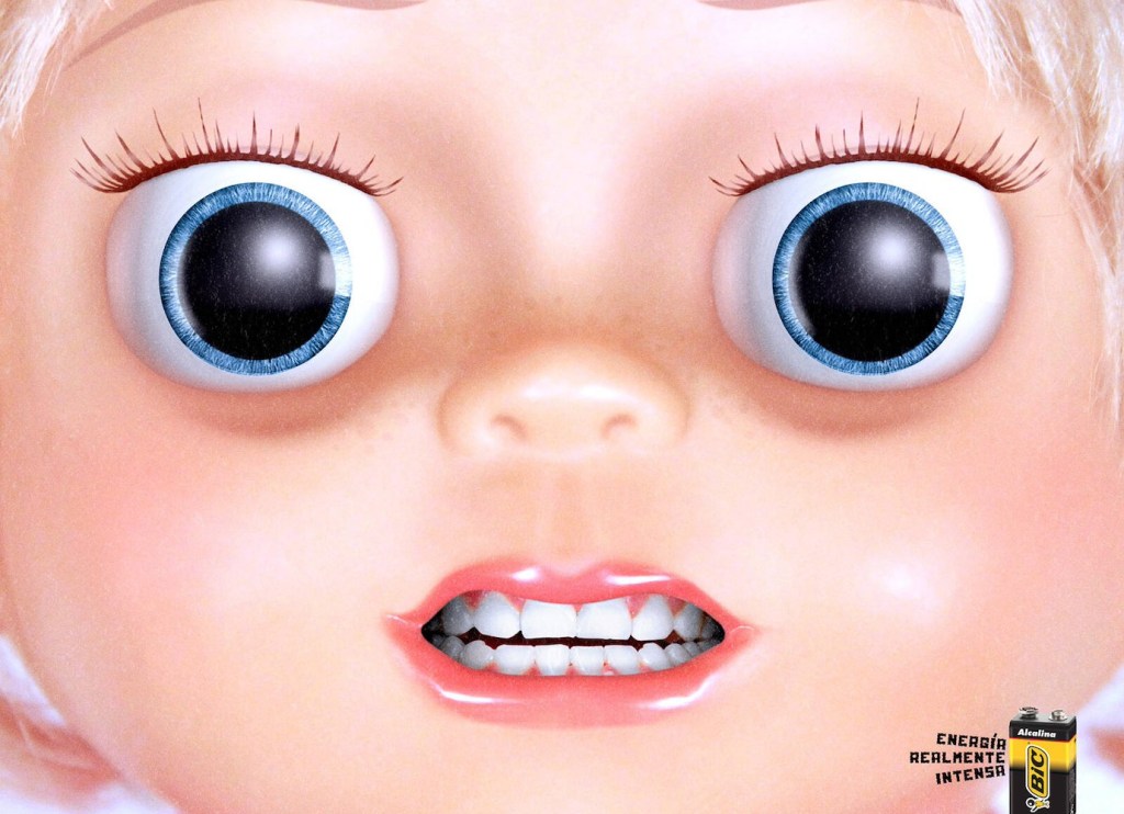 Publicité Bic - Piles - Energia realmente Intensa" - Une poupée avec les pupilles très exorbitées — Agence TBWA (Chili) - 2011