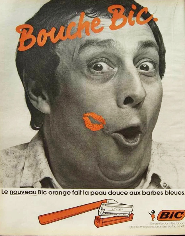 Publicité Bic - Nouveau Bic orange - Rasoir - Le nouveau Bic Orange fait la peau douce aux barbes bleues - Bouche Bic - Homme portant une chemise avec un baiser orange dessiné sur la joue - Agence Futurs - 1981