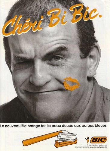 Publicité Bic - Nouveau Bic orange - Rasoir - Le nouveau Bic Orange fait la peau douce aux barbes bleues - Chéri Bi Bic - Homme faisant un clin d'oeil avec un baiser orange dessiné sur la joue - Agence Futurs - 1981