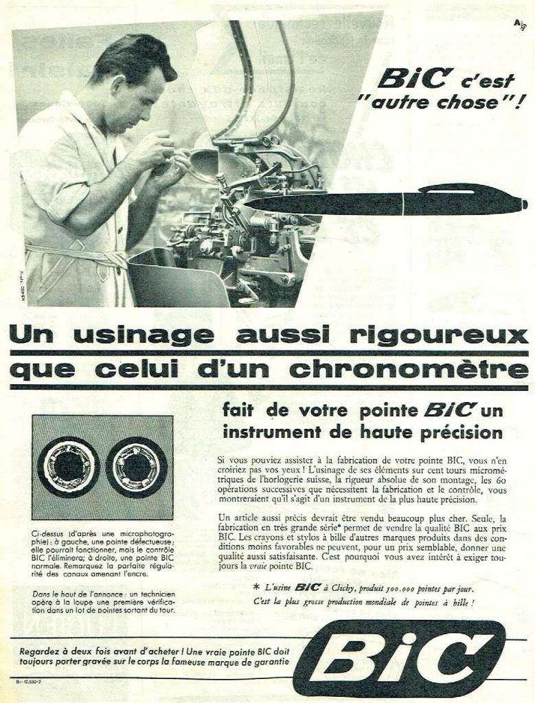 Publicité Bic - C'est autre chose - Un usinage aussi rigoureux que celui d'un chronomètre fait de votre pointe Bic un instrument de haute précision - Photo d'un homme faisant une manipulation près d'une machine - Noir et Blanc - 1955