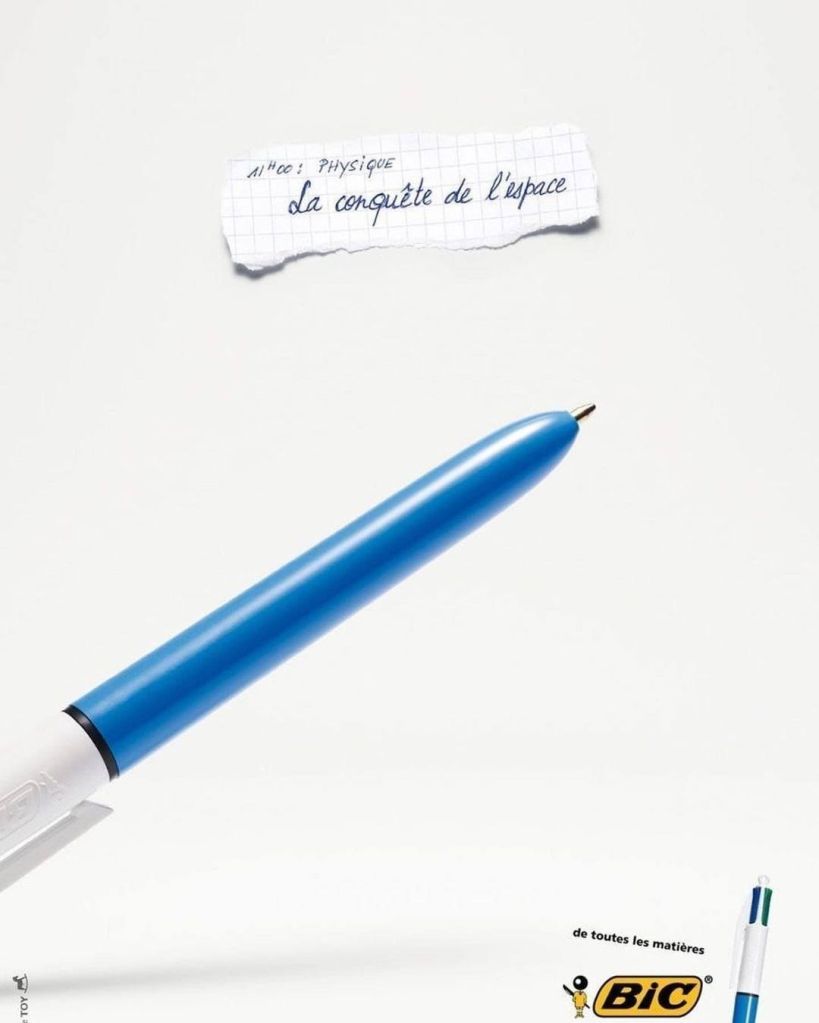 Publicité Bic - 4 Couleurs - De toutes les matières - 11h - Physique - La conquête de l'espace - Le 4 couleurs est pointé vers le ciel comme une fusée - Agence Toy - 2011