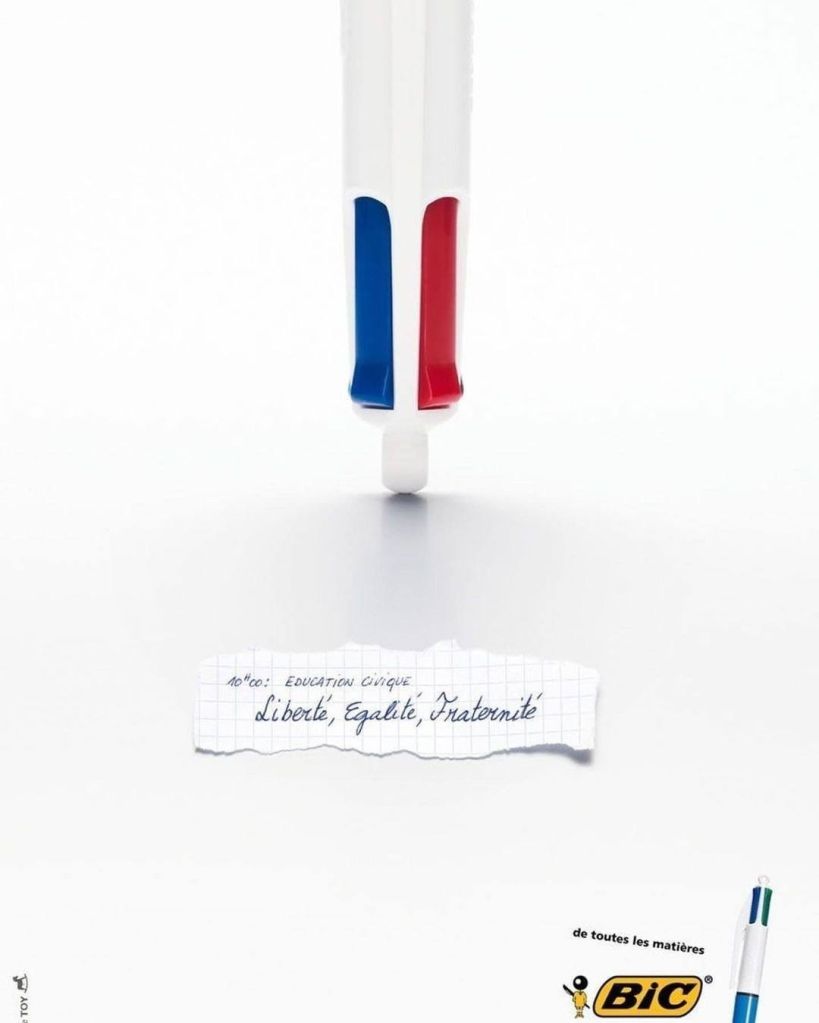 Publicité Bic - 4 Couleurs - De toutes les matières - 10h - Éducation civique - Liberté-Égalité-Fraternité - Les couleurs bleu, blanc et rouge apparaissent à la tête du stylo - Agence Toy - 2011